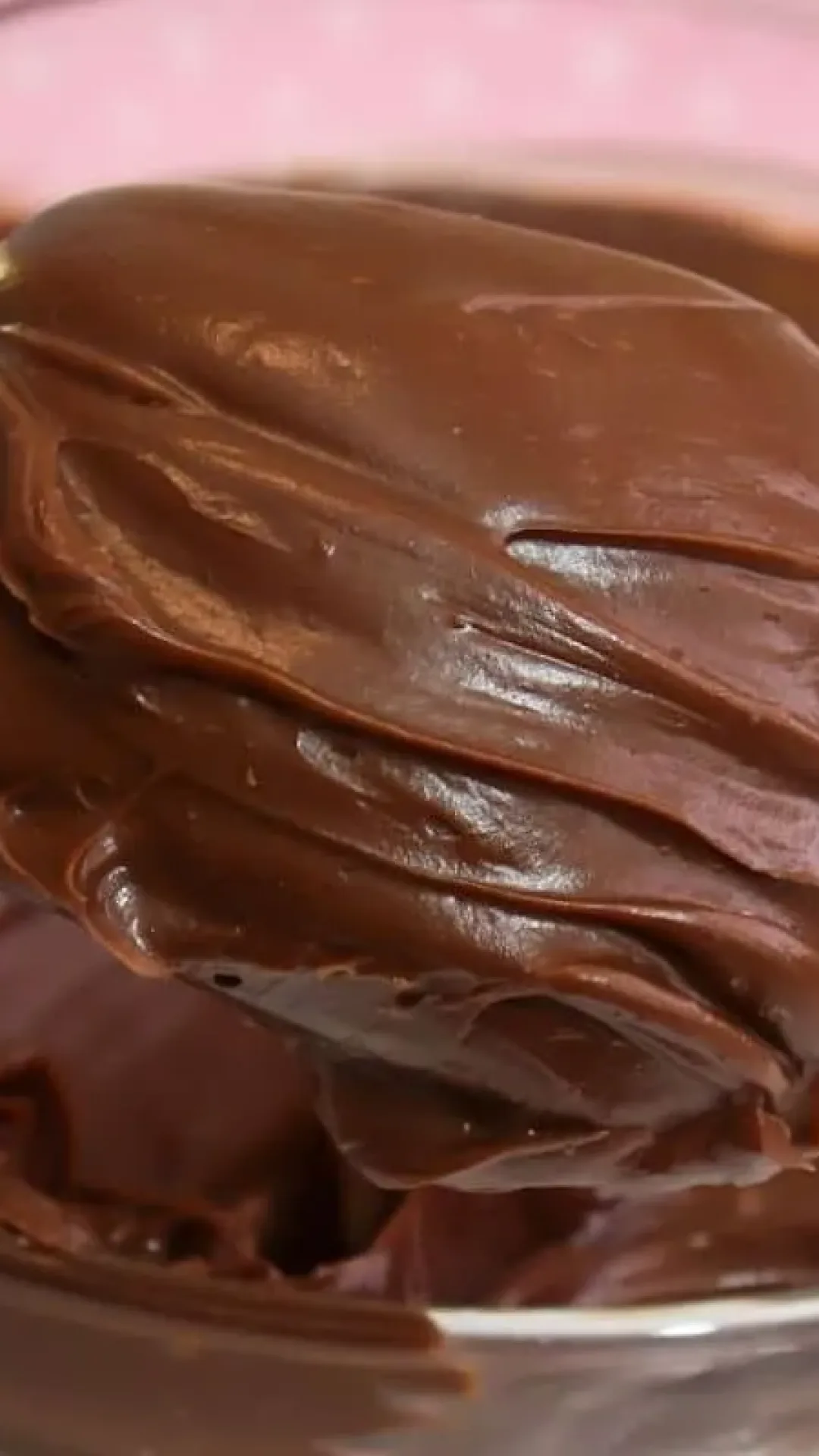 Recheio de chocolate estruturado: confeiteira dá todas as dicas para ficar perfeito e cremoso