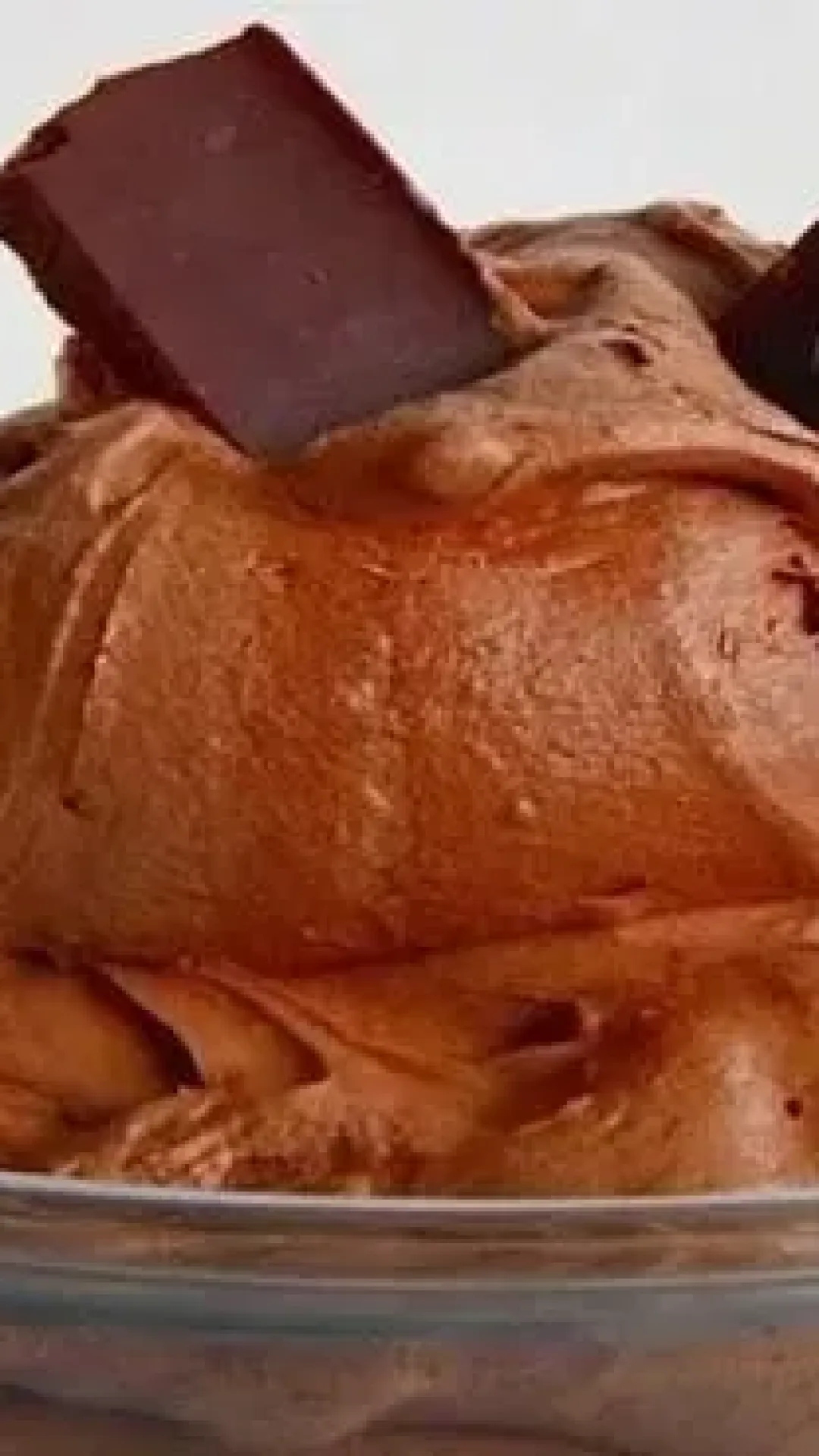 Recheio trufado de chocolate que faz o maior sucesso nos bolos das confeitarias