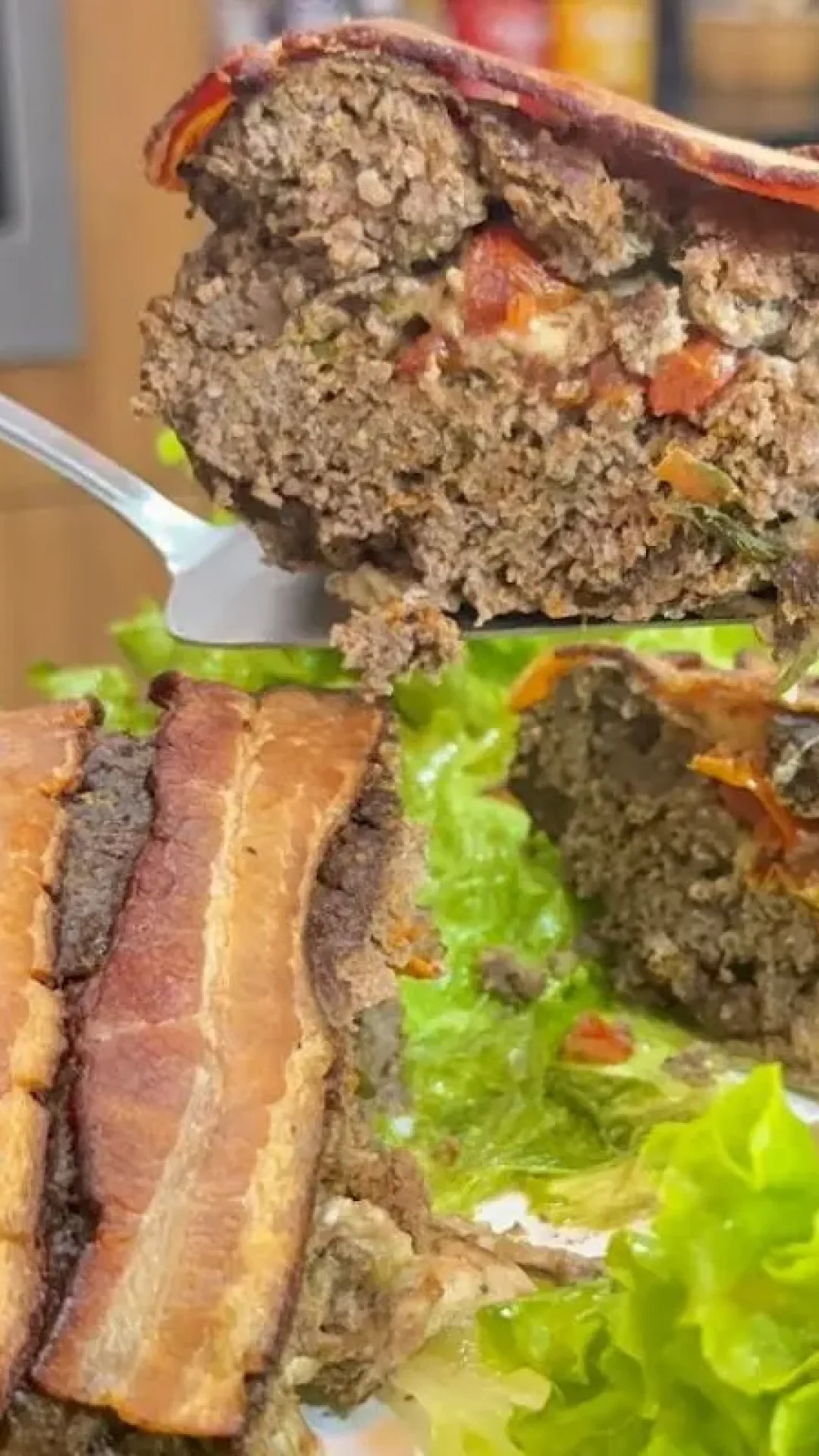 Rocambole de carne com recheio cremoso e massa suculenta que é o preferido aqui de casa