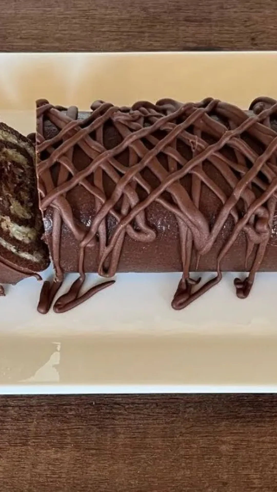 Rocambole prestígio: fácil de fazer, derrete na boca e combina chocolate com coco com perfeição