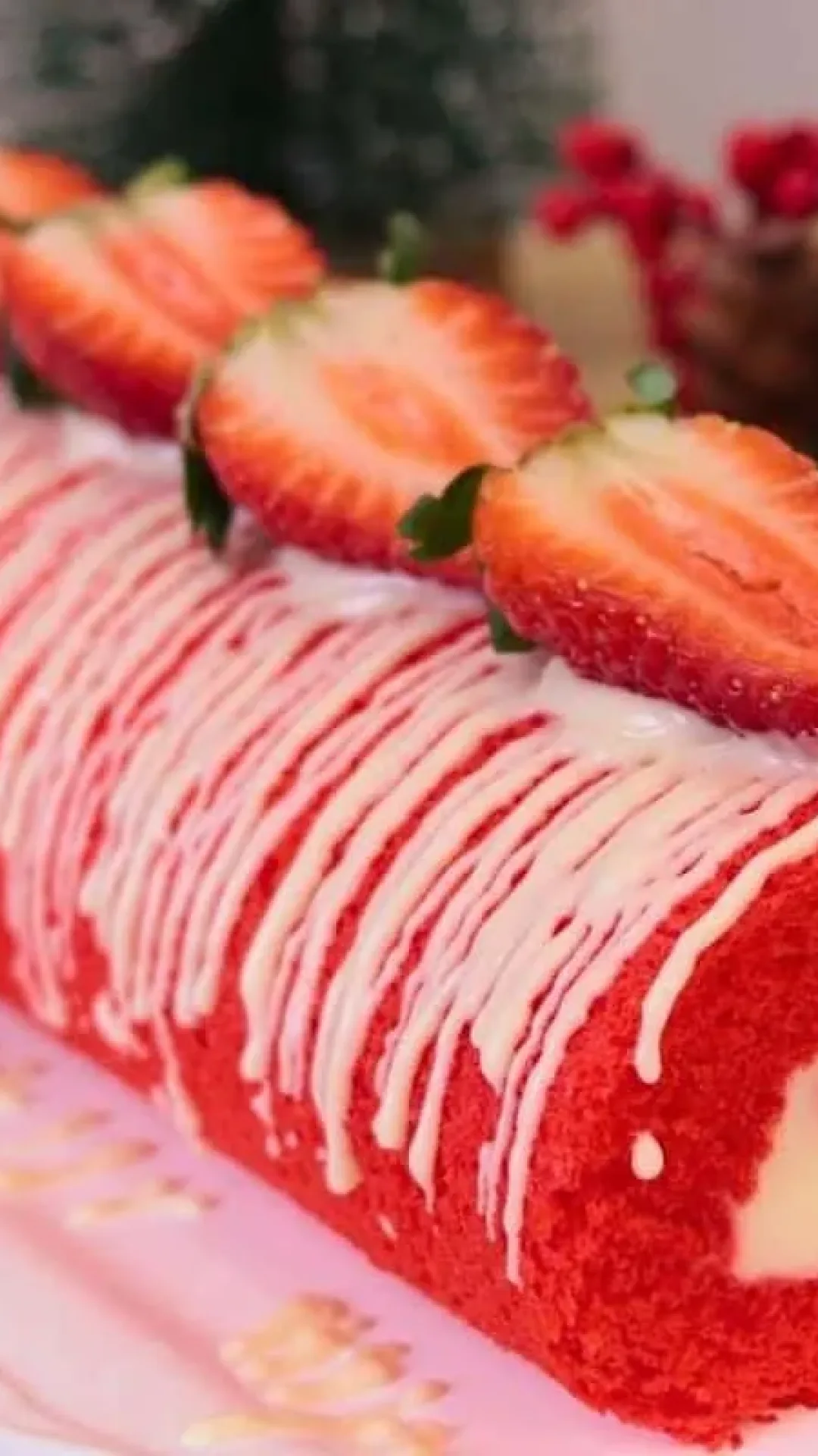 Rocambole red velvet com recheio de cream cheese, que fica muito fofinho, lindo e delicioso