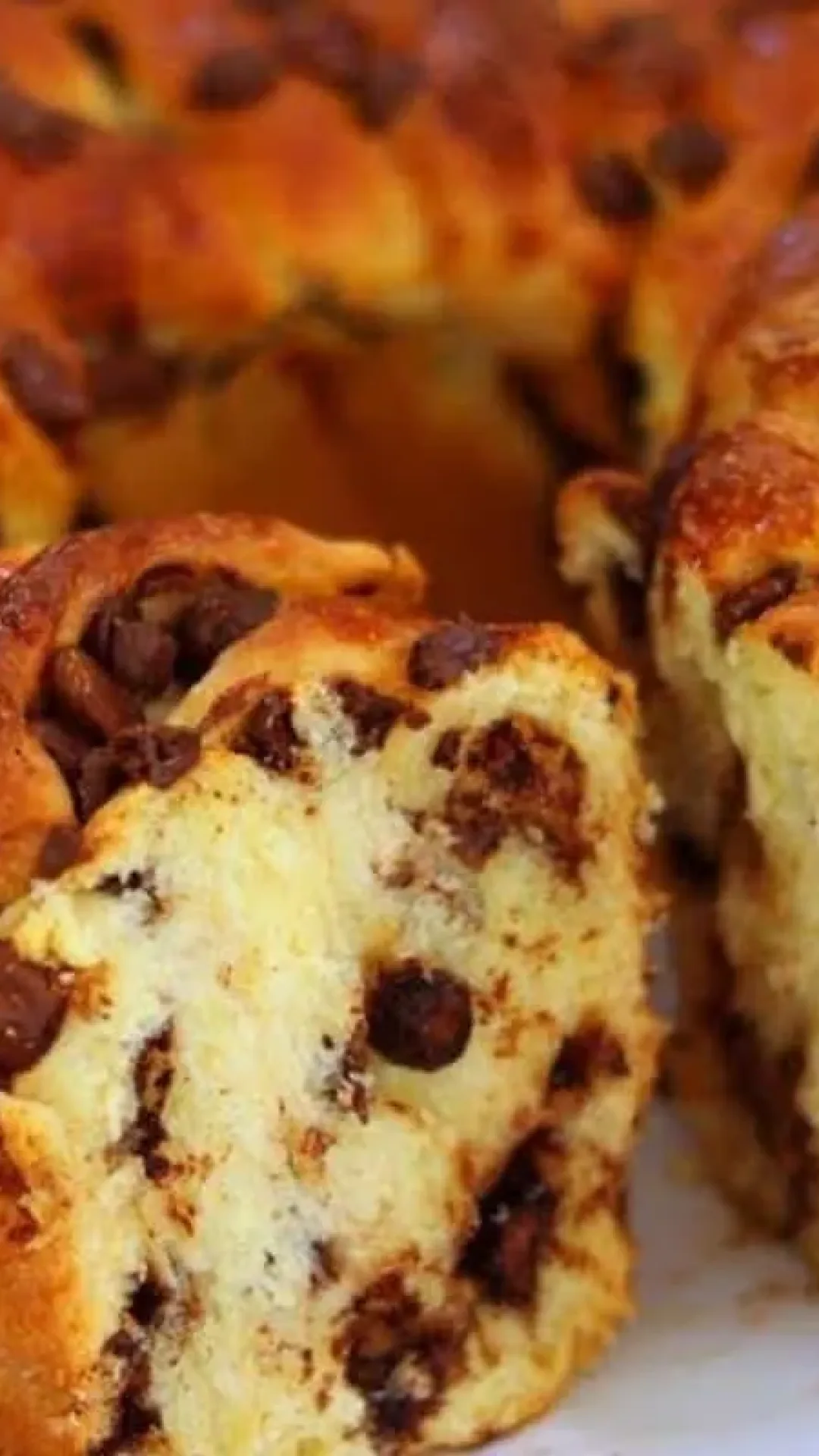 Rosca natalina com gotas de chocolate para servir no lanche da tarde natal