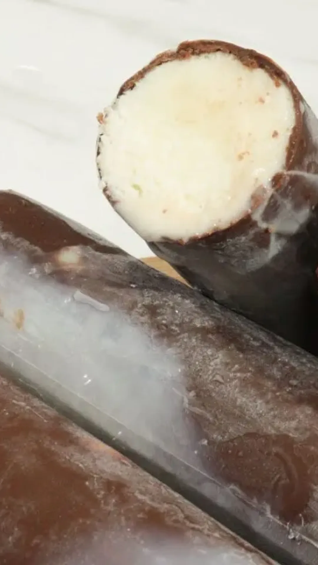 Sacolé de prestígio cremoso e delicioso, perfeito para refrescar os dias de calor com muito sabor