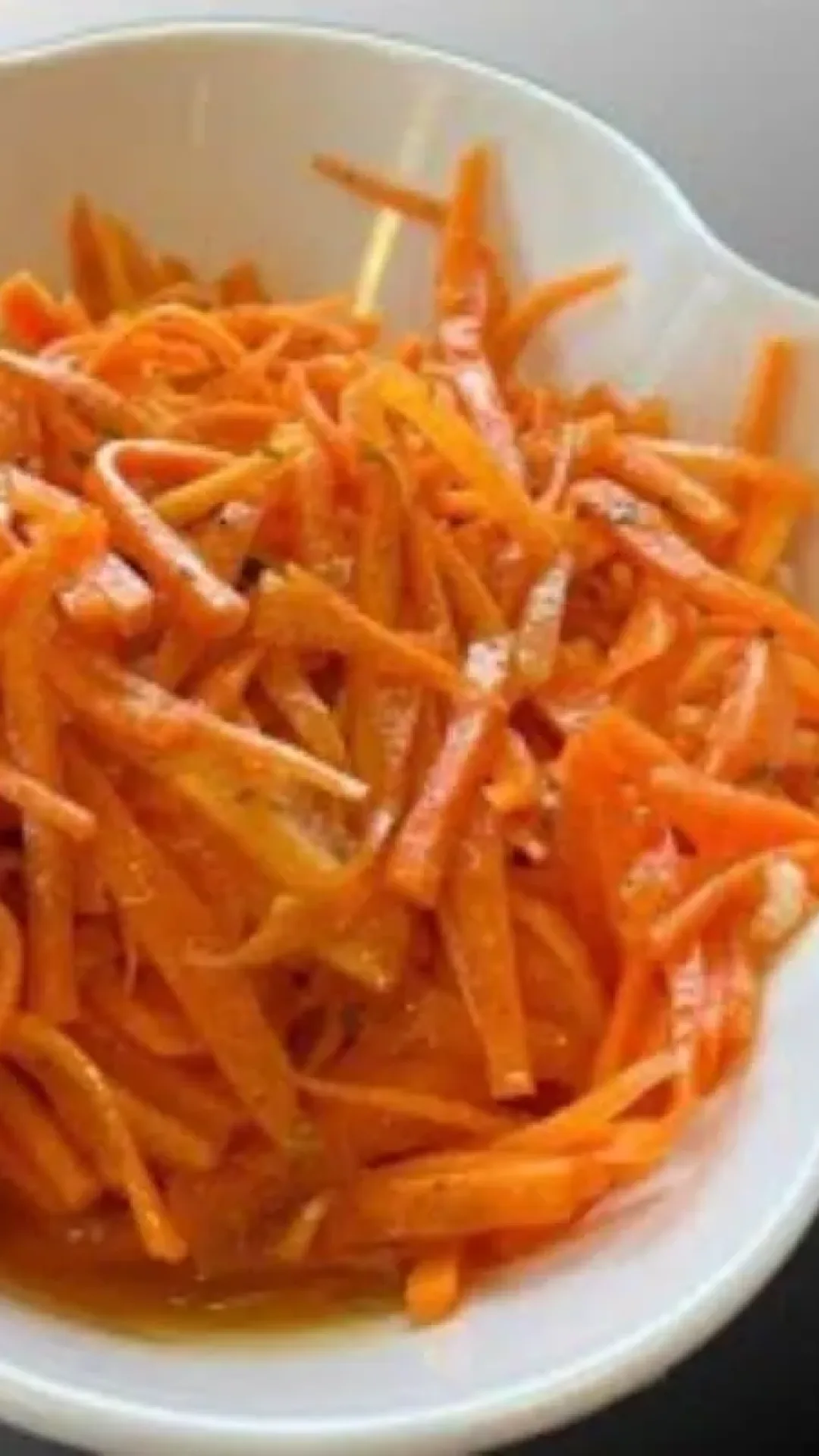 Salada de cenoura coreana com um tempero especial que fica muito crocante e surpreendente