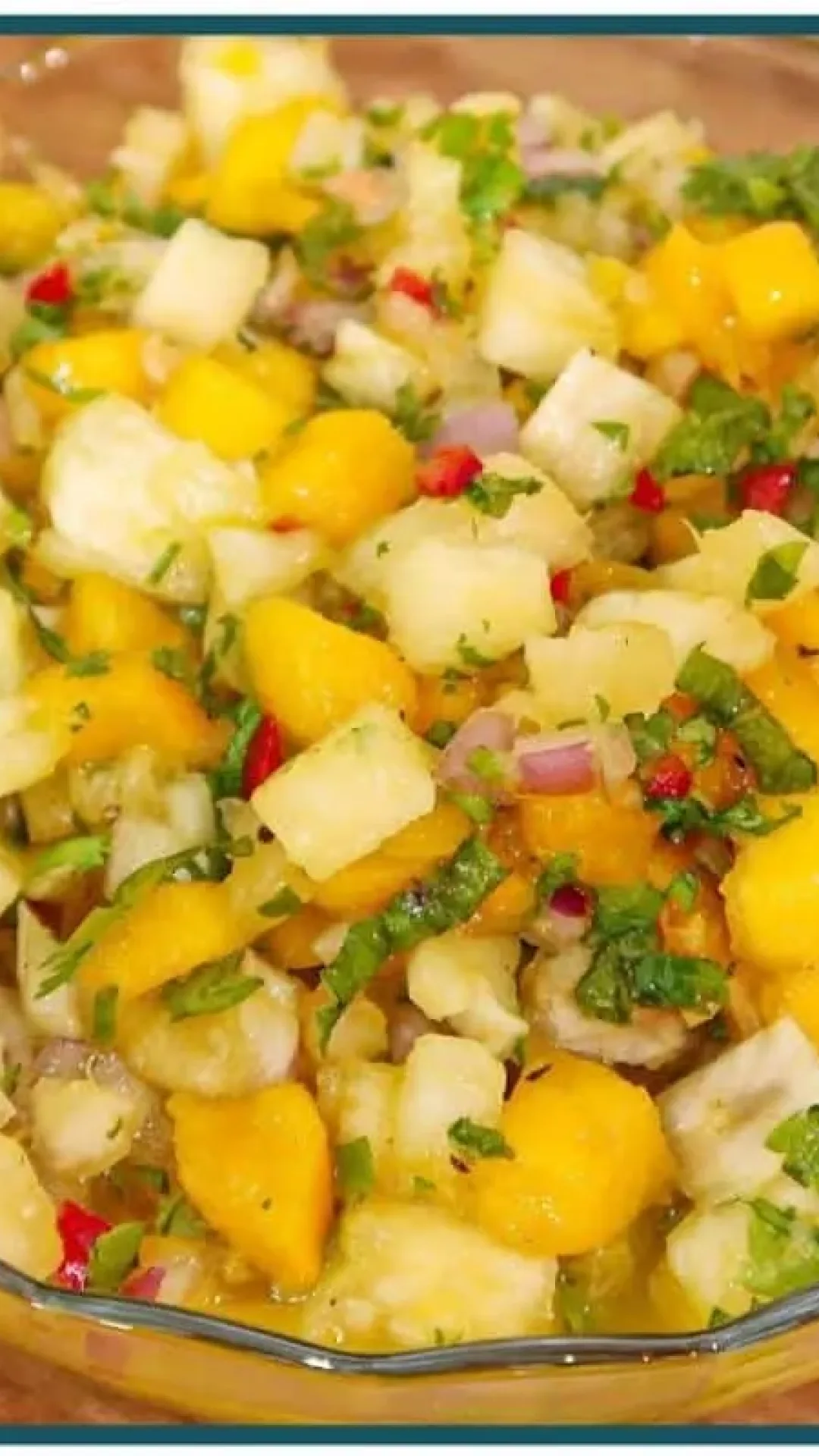 Salada tropical, uma opção de acompanhamento refrescante com um toque de frutas que todos amam