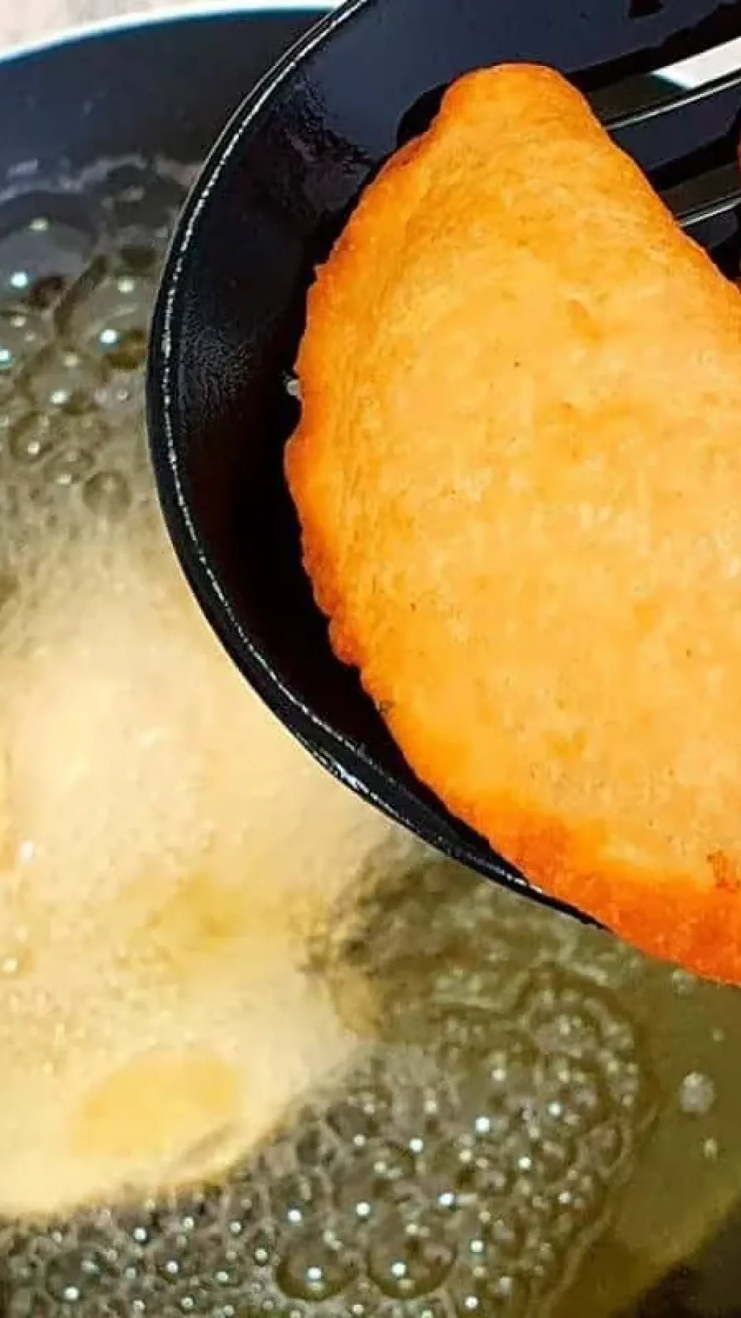 Salgado meia lua de presunto e queijo muito gostoso e fácil de fazer