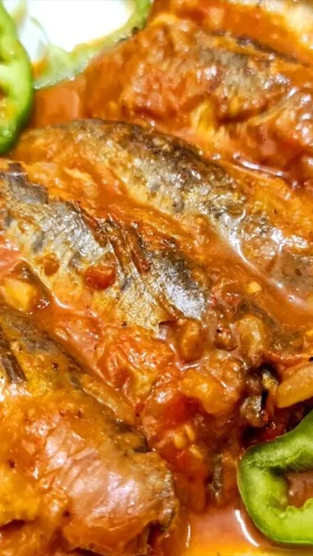 Sardinha ao molho, feita com praticidade na panela de pressão, para um jantar rápido e nutritivo