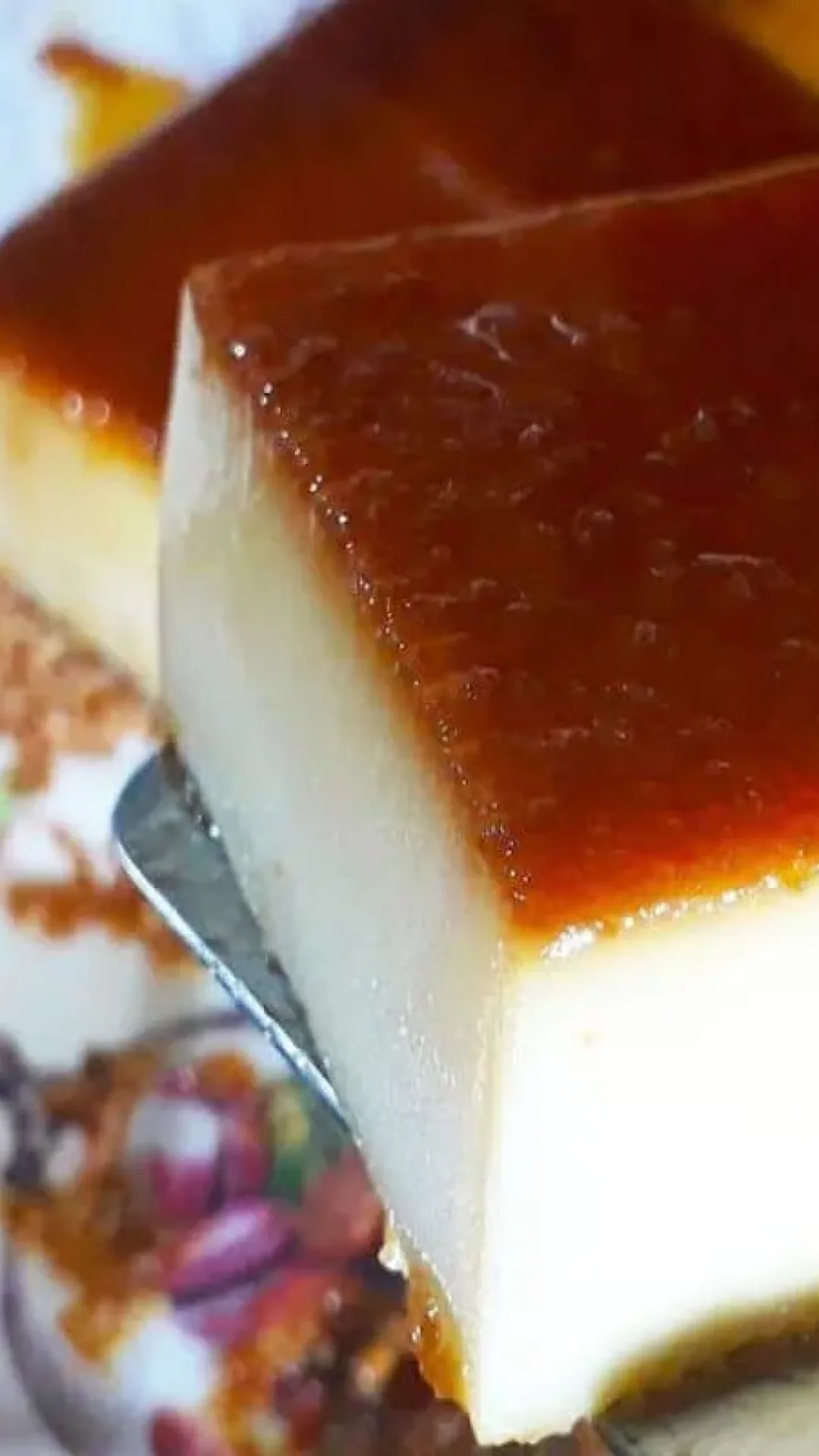 Sempre que sobra pão em casa eu faço esse delicioso pudim de pão