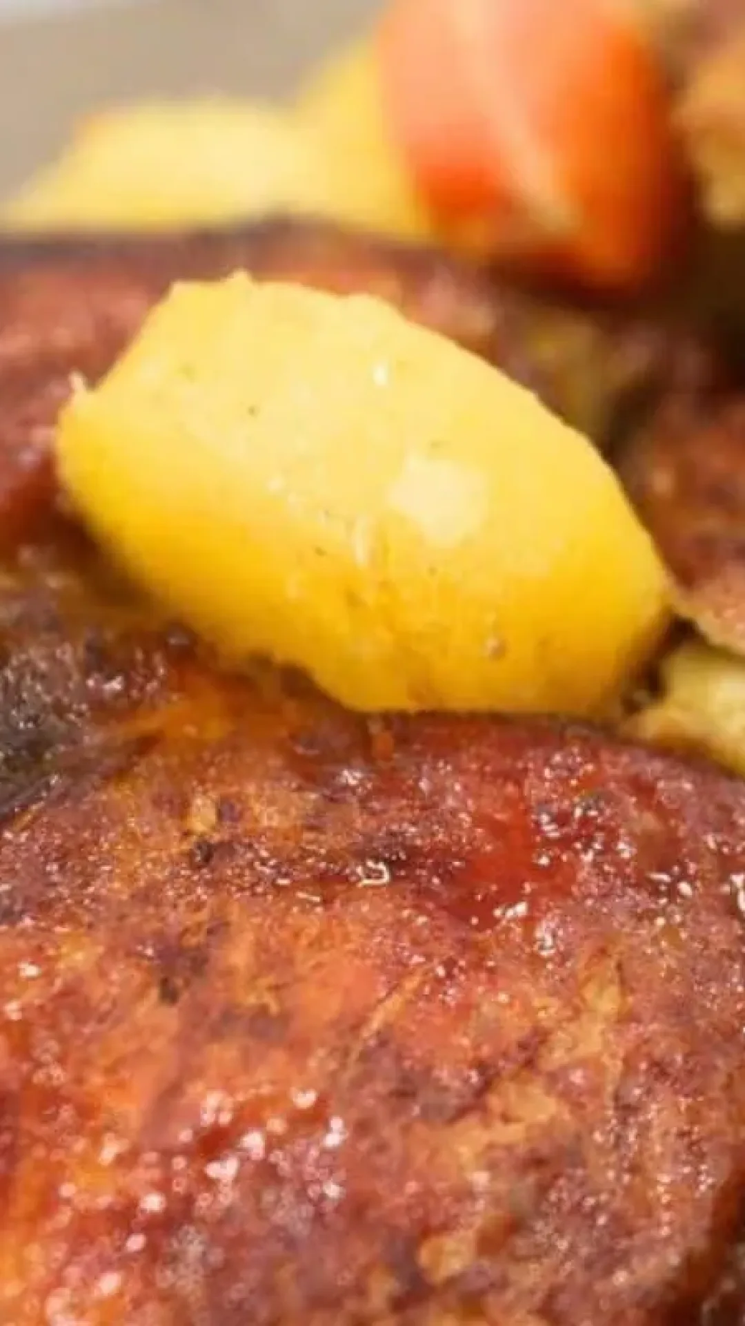 Sobrecoxa assada com batata: a receita simples e fácil que garante um frango suculento e muito saboroso