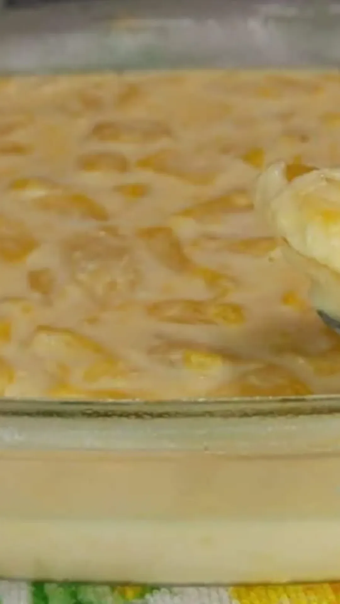 Sobremesa cremosa de abacaxi, um doce refrescante feito com poucos ingredientes que derrete na boca