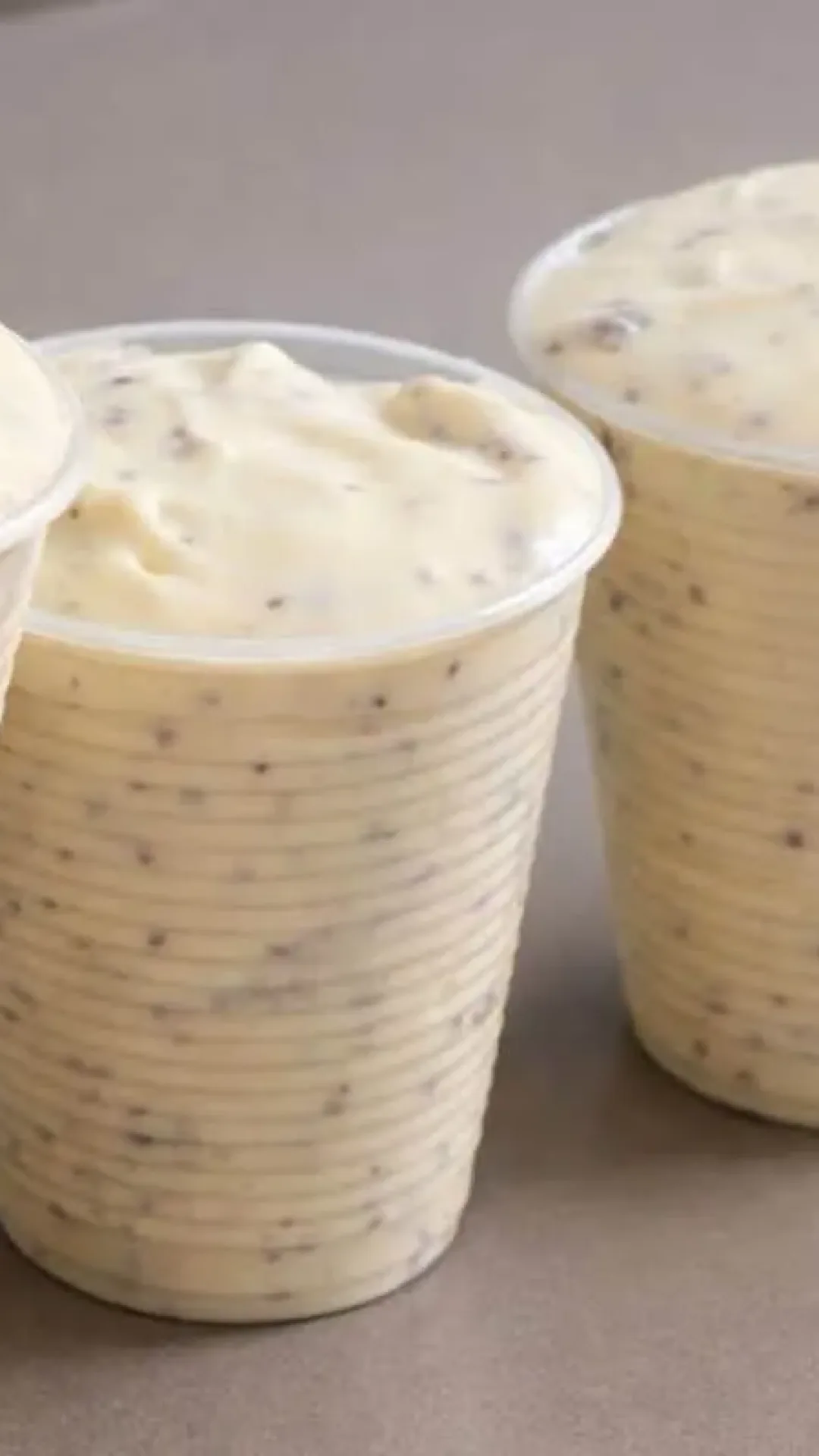 Sobremesa cremosão de limão, um doce delicioso e refrescante feito no liquidificador