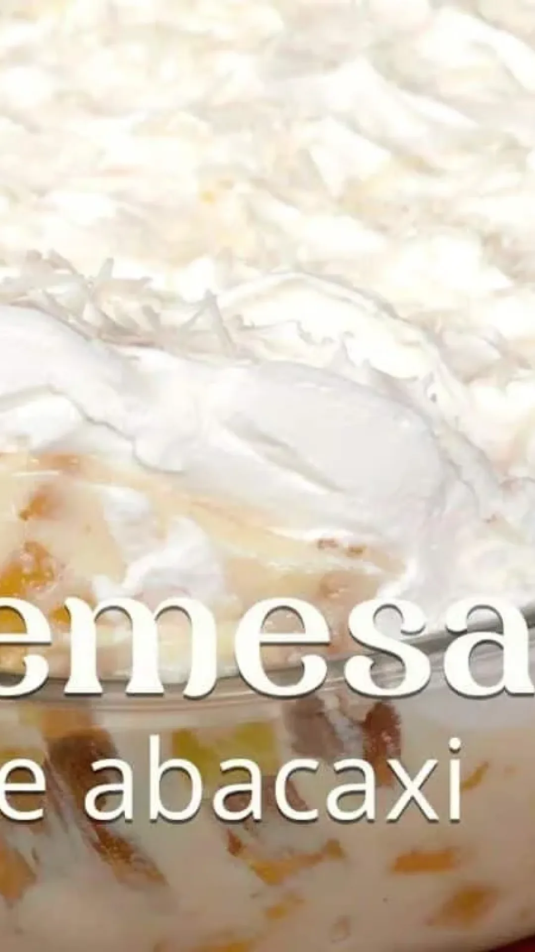 Sobremesa de abacaxi geladinha e bem cremosa, que vai deixar um gostinho de quero mais