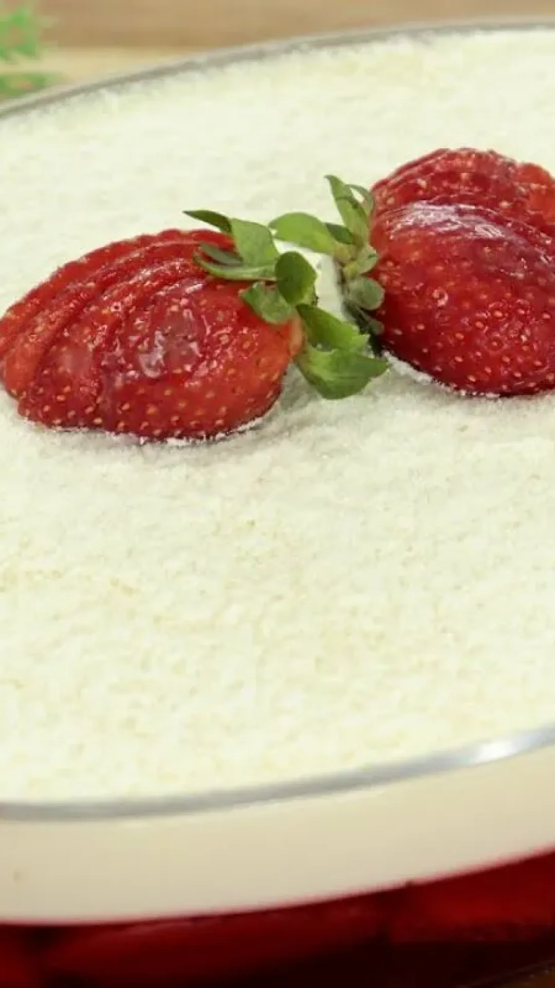 Sobremesa de ninho com morango, que é rápida e econômica, além de cremosa e deliciosa