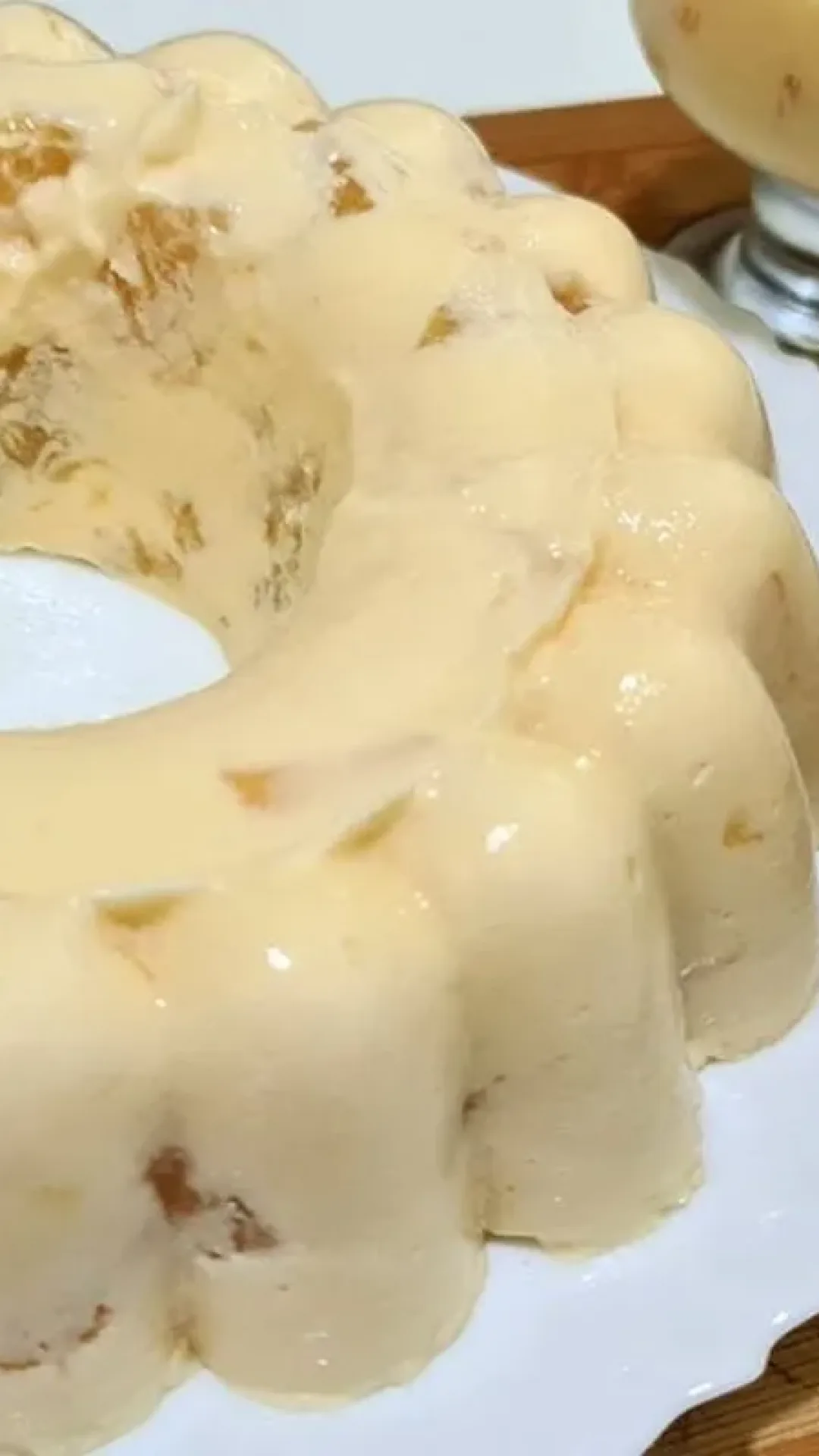 Sobremesa gelada de abacaxi que leva pedacinhos da fruta, um doce irresistível