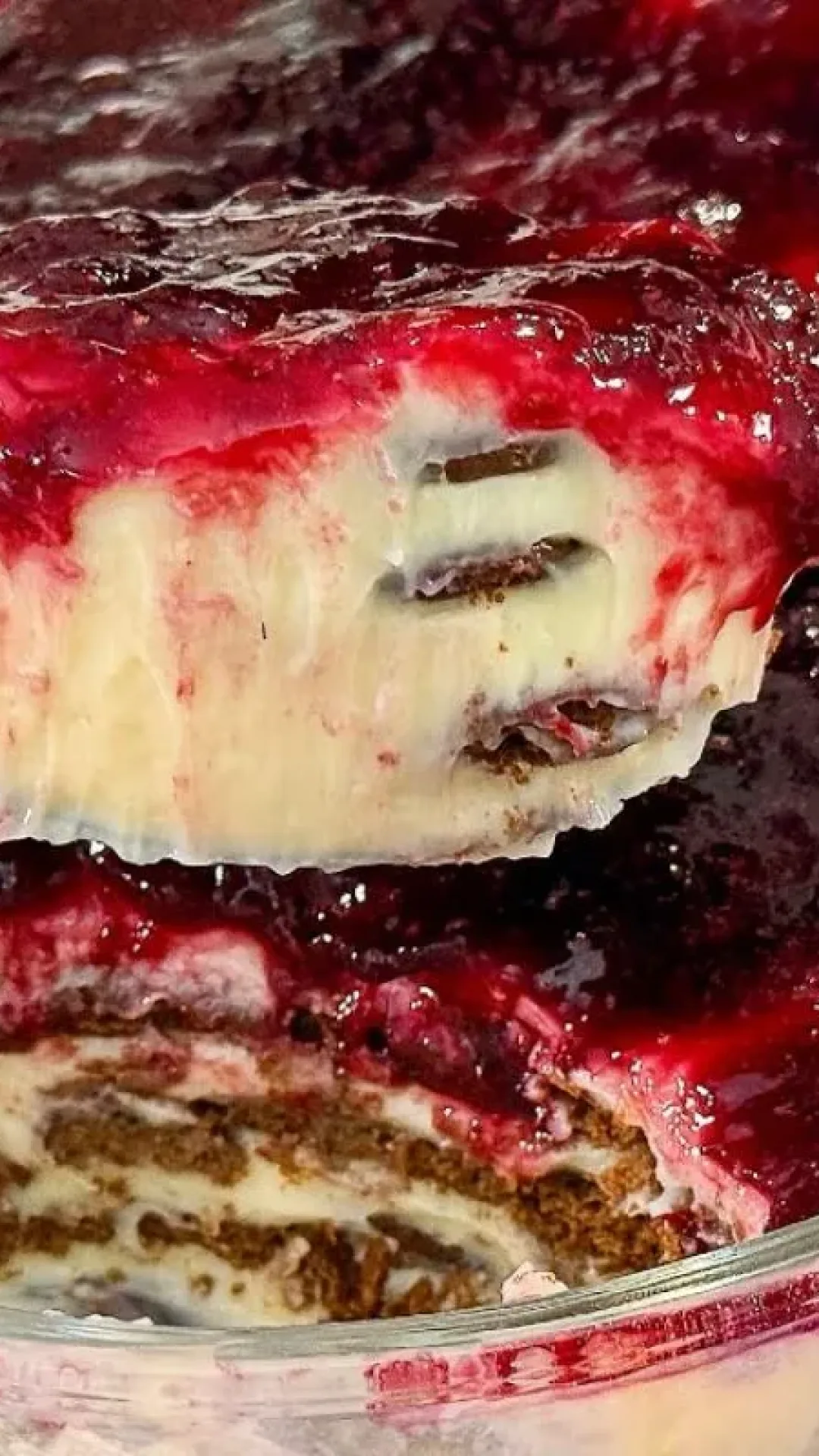 Sobremesa gelada de ninho com morangos, que fica com um visual incrível e um sabor divino