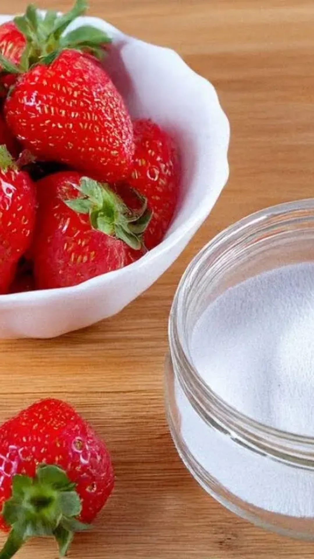 Sobremesa low carb: misture morango com gelatina para ter um doce proteico e saudável