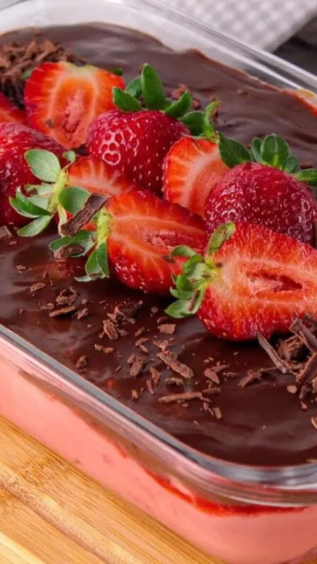 Sobremesa sensação, uma maravilha na travessa que combina chocolate com morango de forma perfeita