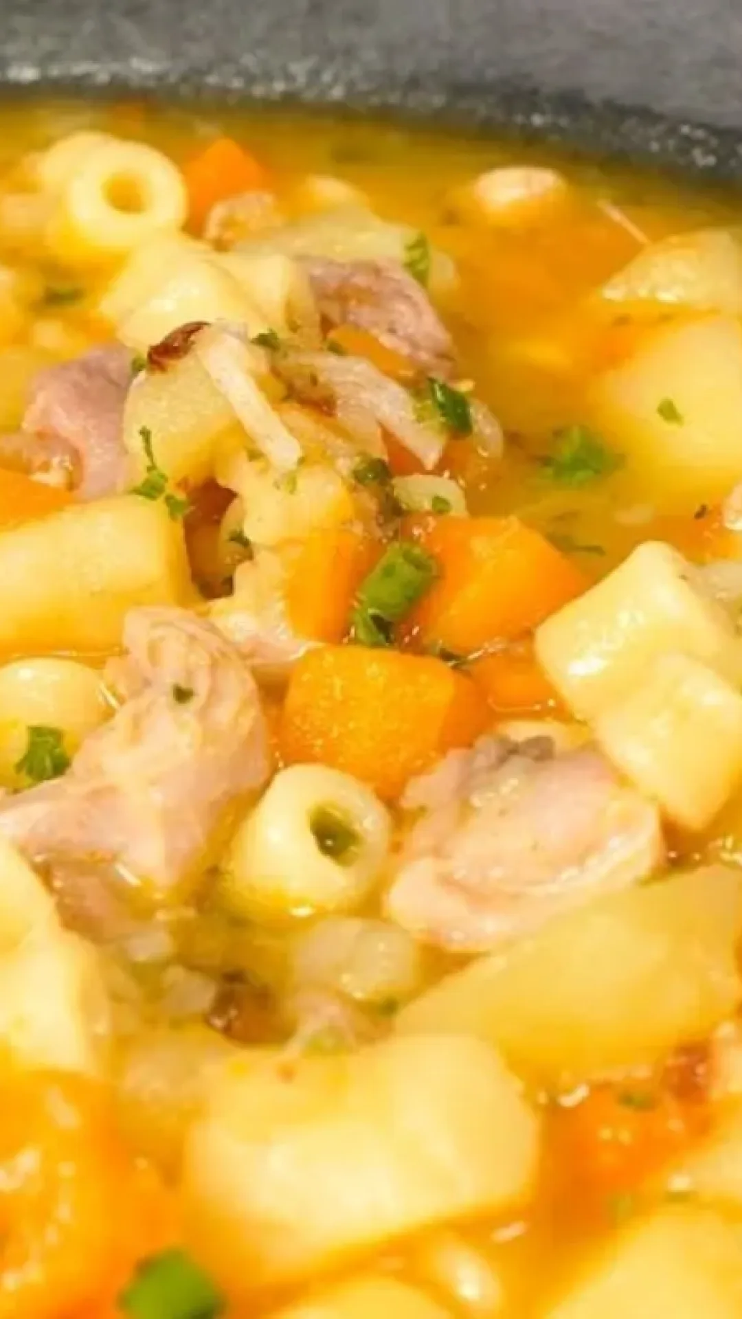 Sopa de frango com legumes, uma opção de refeição rápida e saborosa na panela de pressão