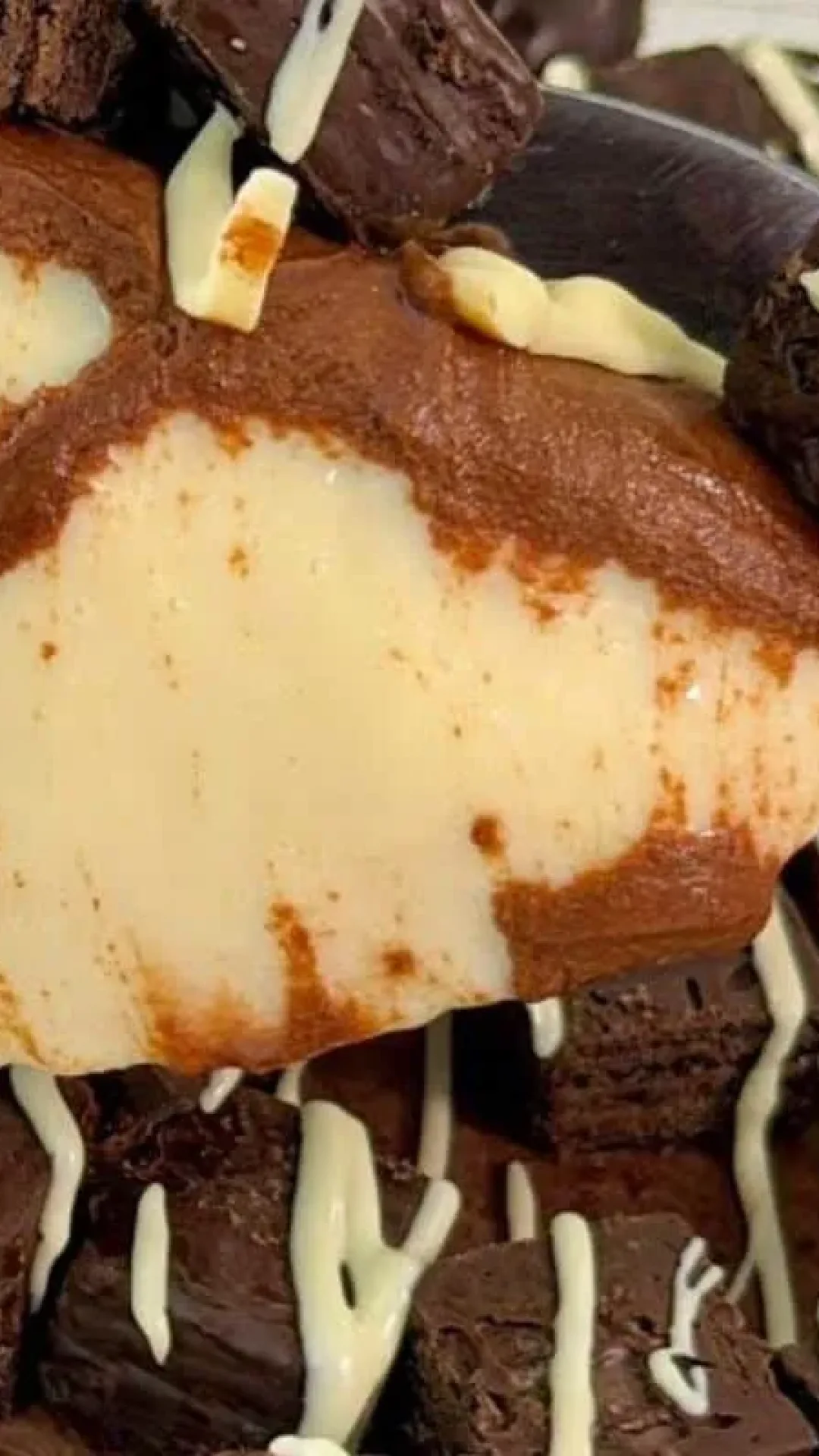 Sorvetão cremoso na travessa, para uma sobremesa rápida, deliciosa e muito refrescante