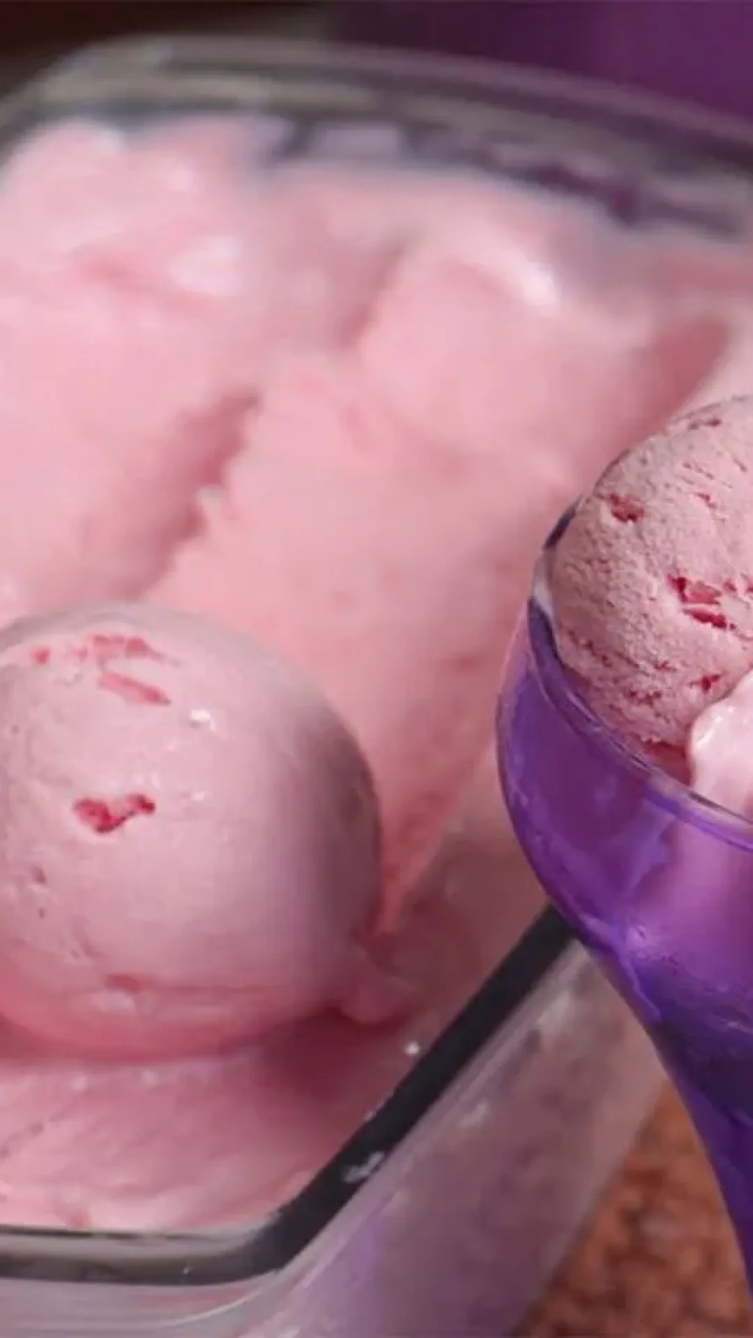 Sorvete caseiro, uma sobremesa gelada muito cremosa que vai refrescar toda a sua família