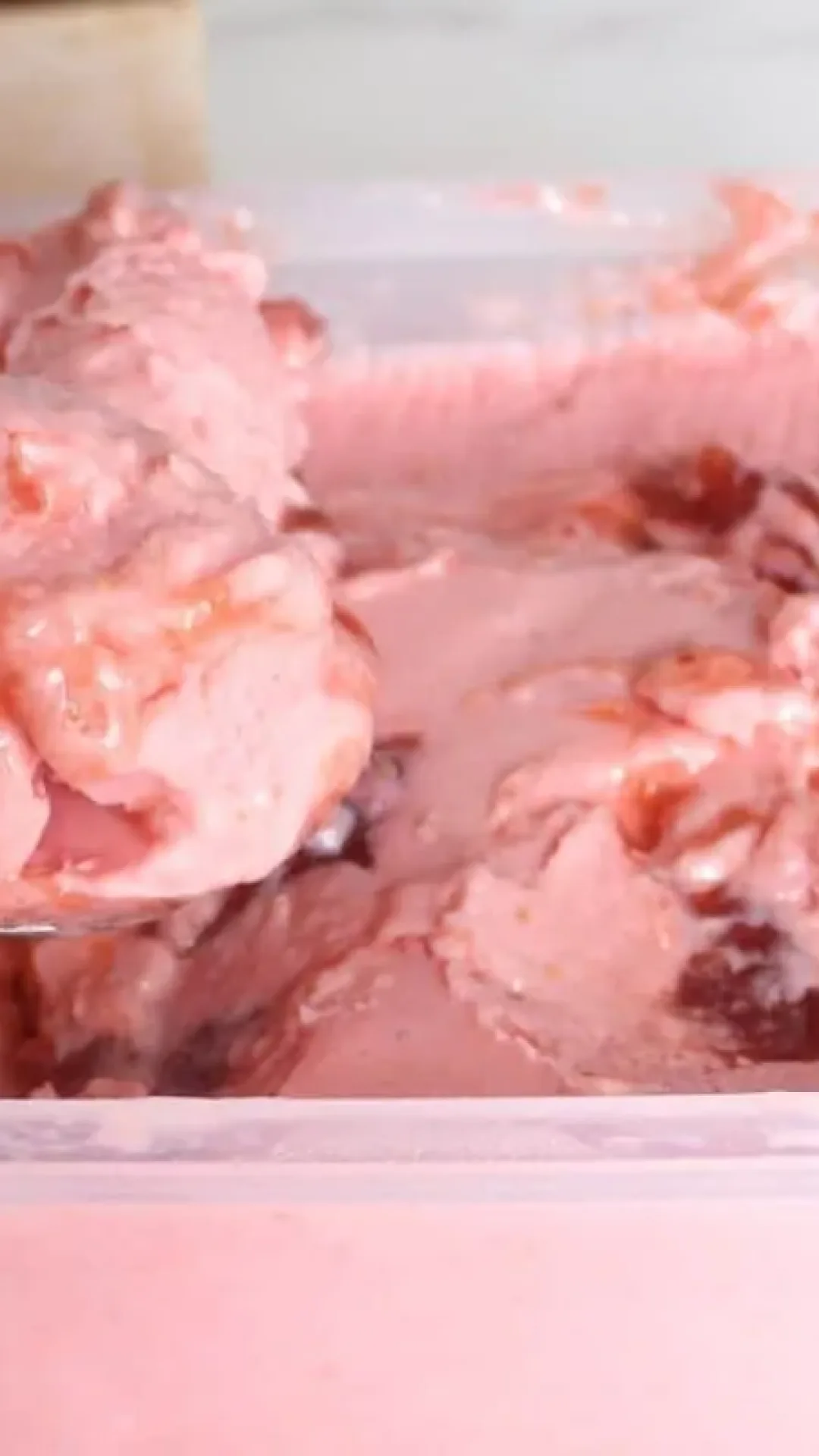 Sorvete de morango: uma delícia que leva poucos ingredientes, é prática e econômica