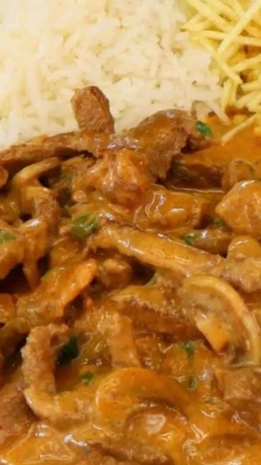 Strogonoff de carne perfeito: aprenda o passo a passo para fazer um molho super cremoso e com um sabor sem igual