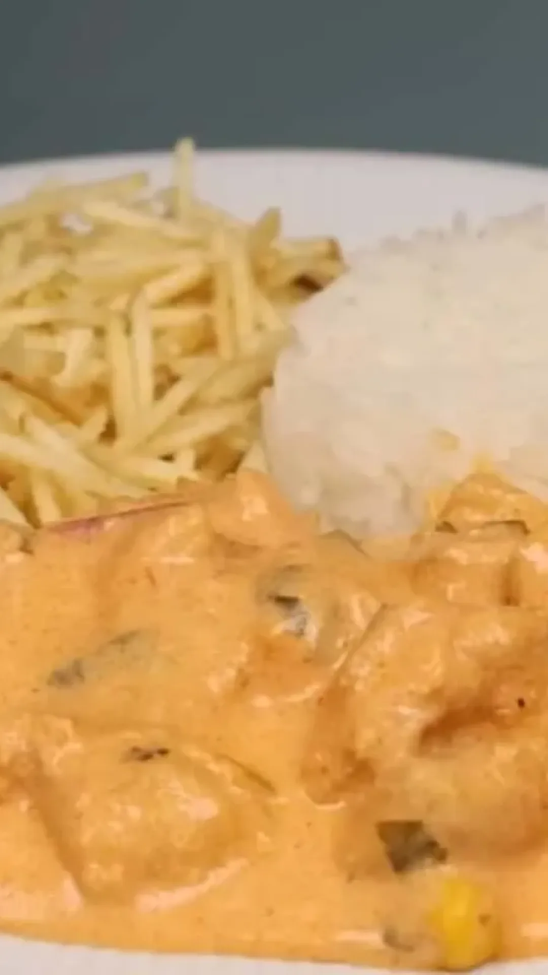 Strogonoff de frango cremoso: pronto em minutos, almoço fácil e delicioso para a correria