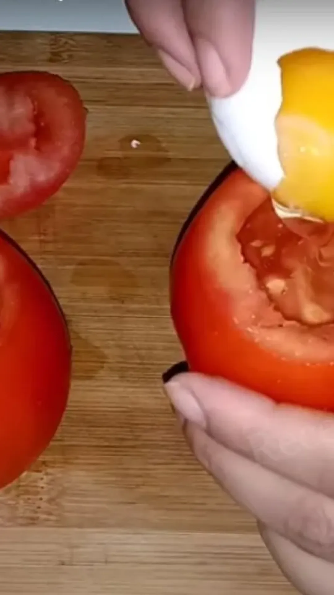 Tomate recheado assado delicioso e super fácil de preparar