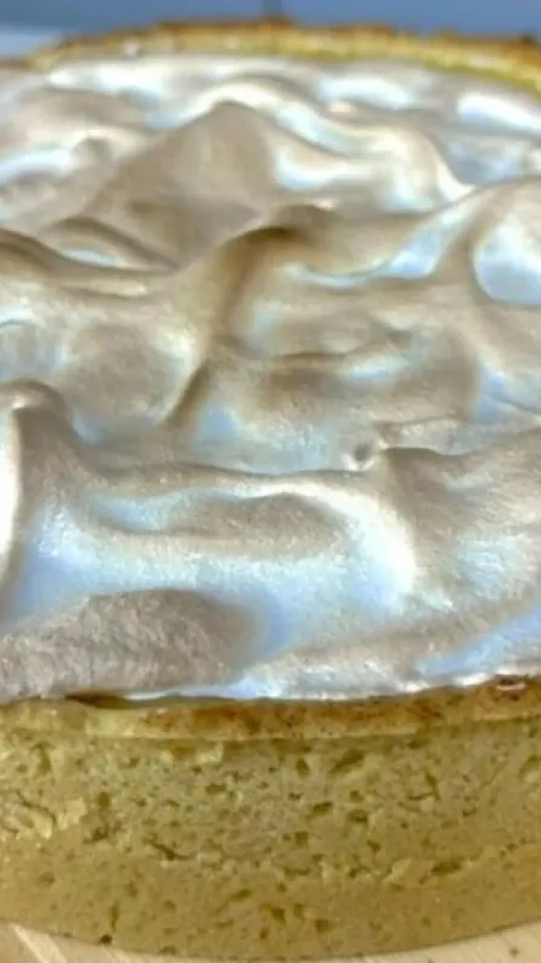 Torta de banana cremosa com suspiro que é impossível comer apenas um pedaço de tão boa