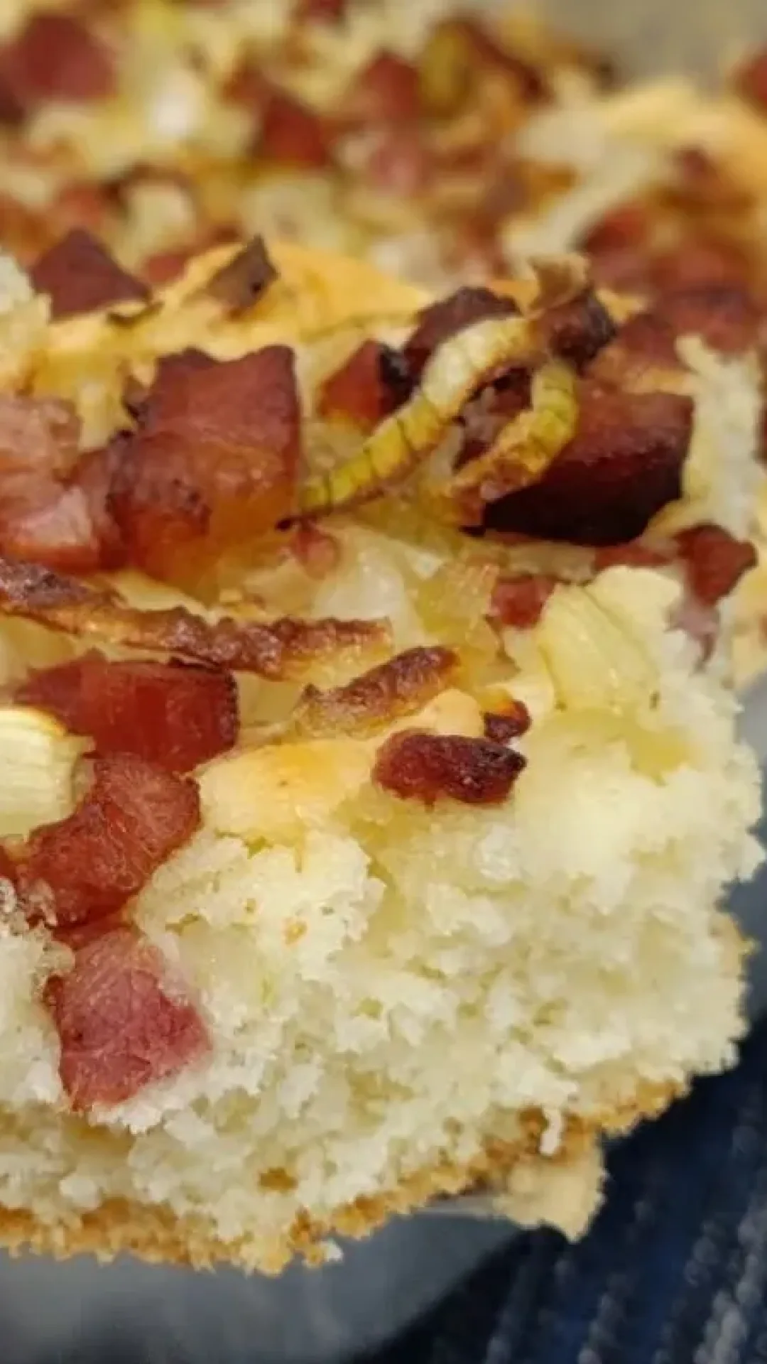 Torta de cebola com bacon super saborosa para o lanche ou jantar