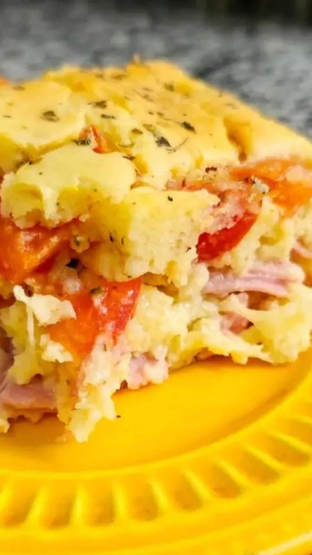 Torta de cebola com presunto e queijo, fofinha e perfeita para o lanche