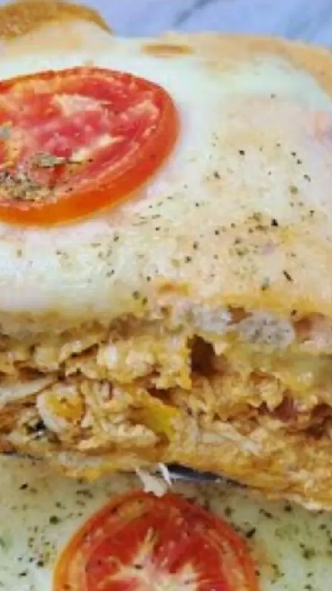 Torta de frango com pão de forma super cremosa e prática para um lanche rápido que todos vão adorar