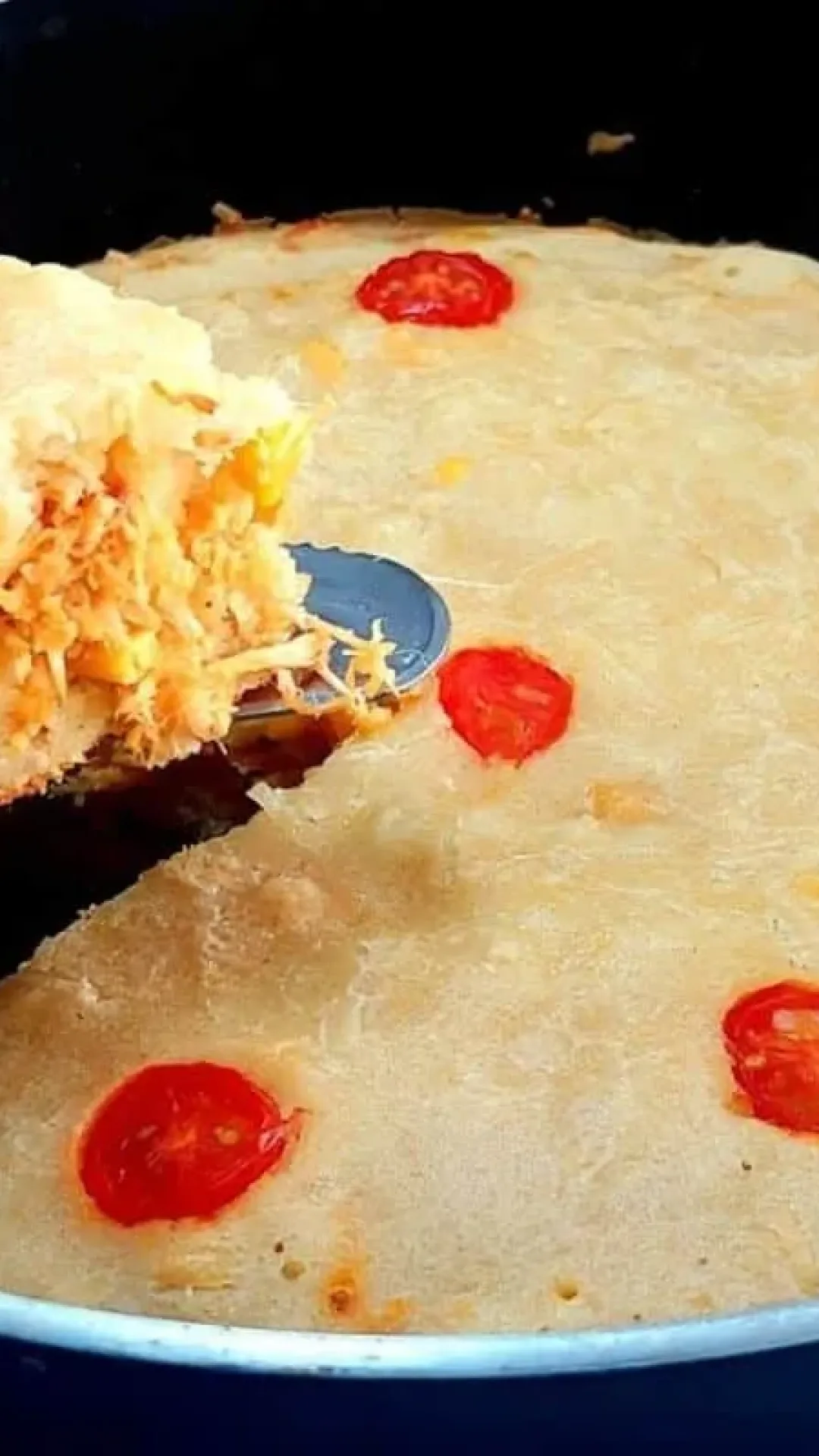 Torta de frigideira simples e rápida feita com ingredientes que você já tem em casa