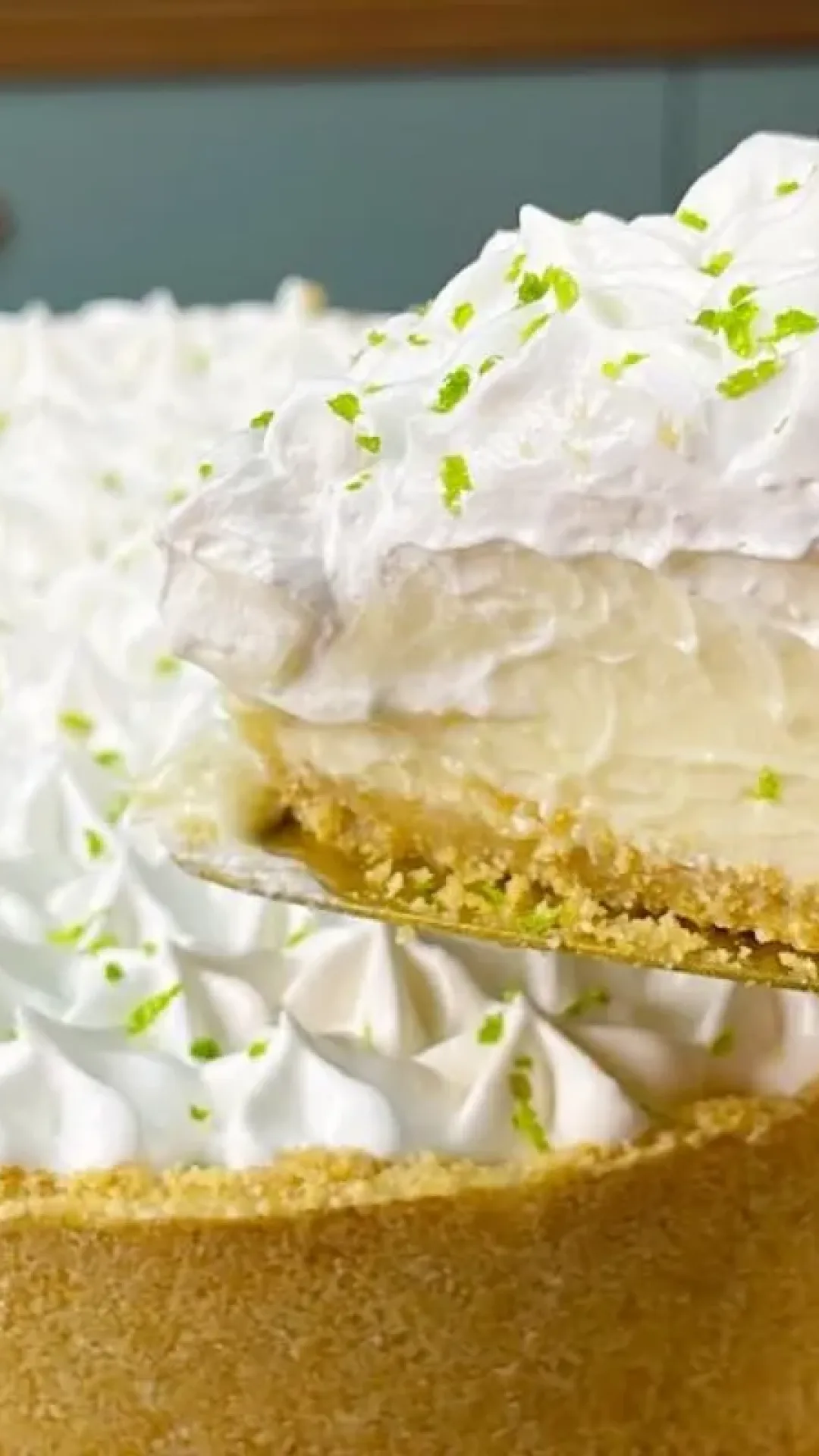 Torta de limão super refrescante e cremosa, que fica pronta rapidinho e traz um belo visual