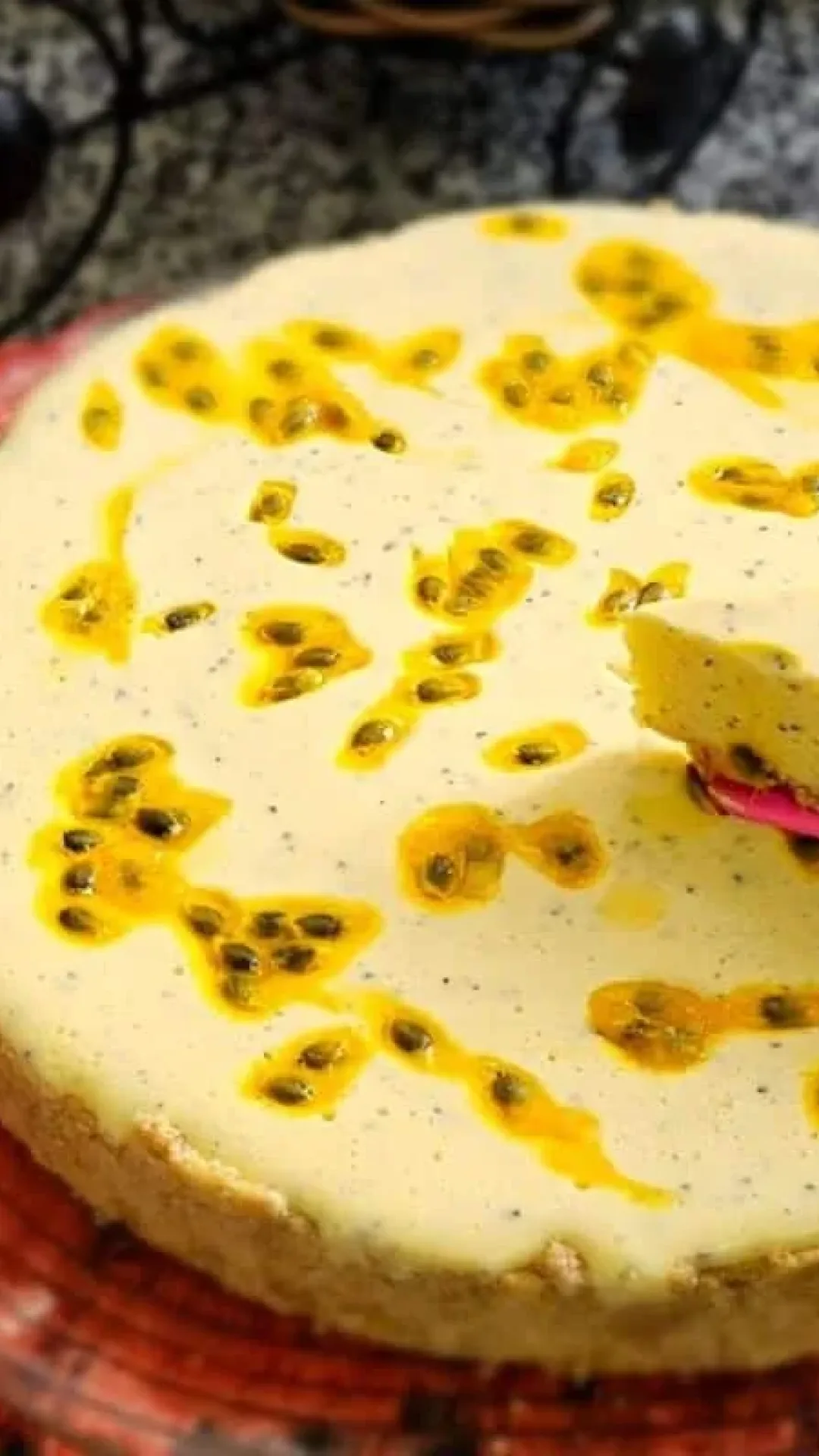 Torta de maracujá, uma sobremesa que combina um creme macio com uma base crocante