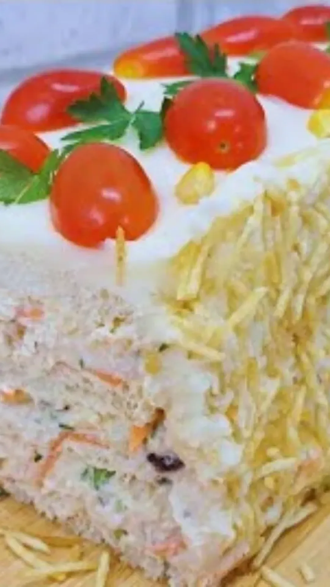 Torta de salpicão prática e muito saborosa, a opção perfeita para servir em festas e reuniões