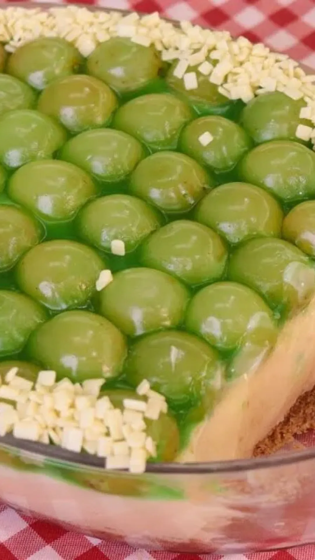 Torta de uva na travessa, uma sobremesa refrescante que vai deixar todos com água na boca