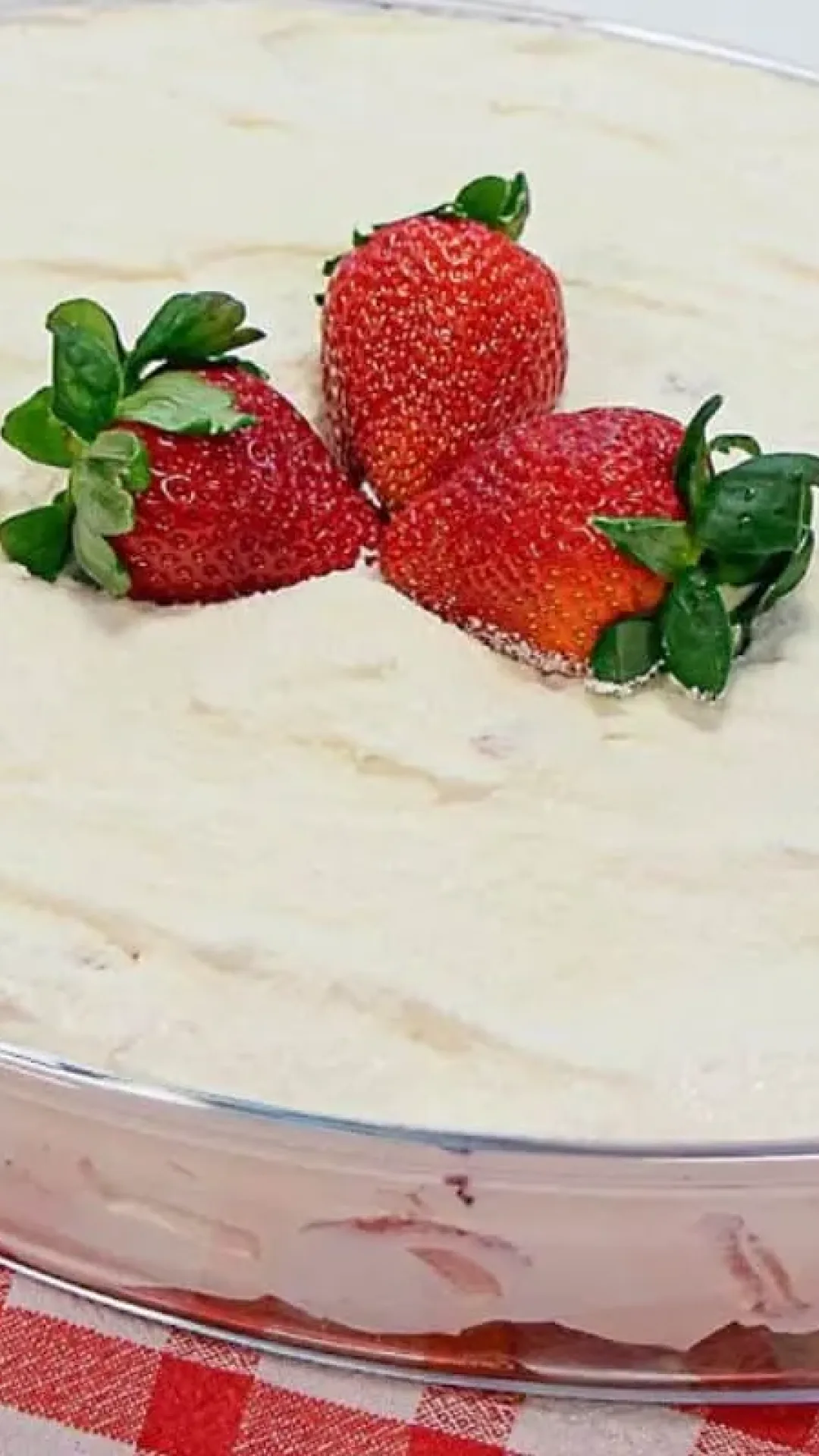 Torta gelada de leite ninho com morango na travessa, uma sobremesa fácil, rápida e divina