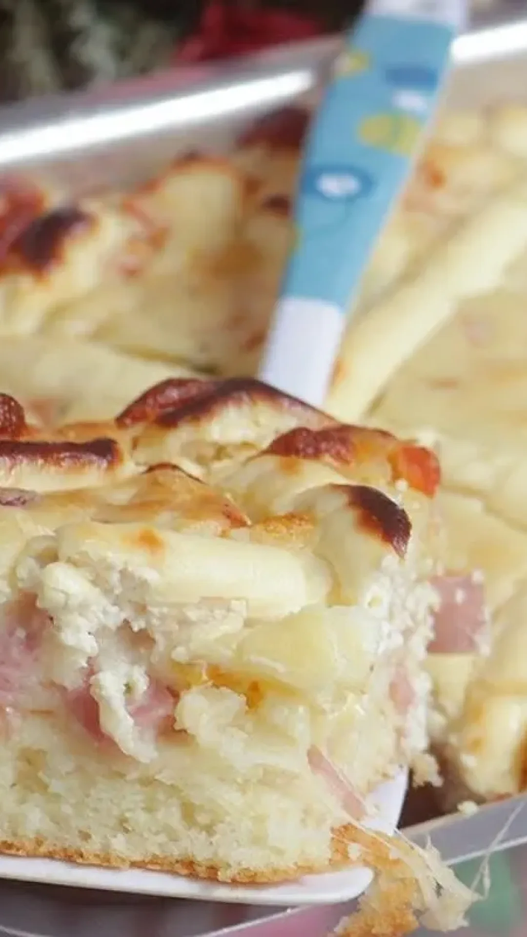 Torta salgada de liquidificador com massa leve e fofinha, um lanche rápido que todos vão amar