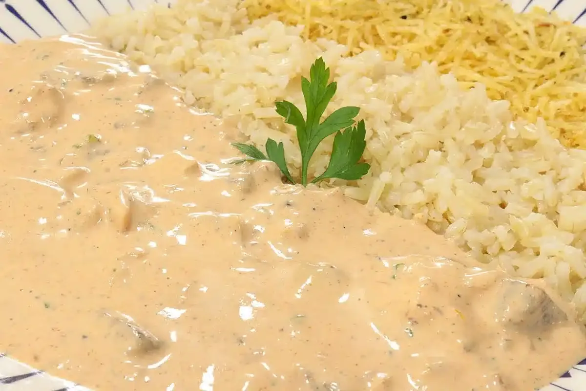 Strogonoff de carne cremoso e suculento, uma refeição rápida