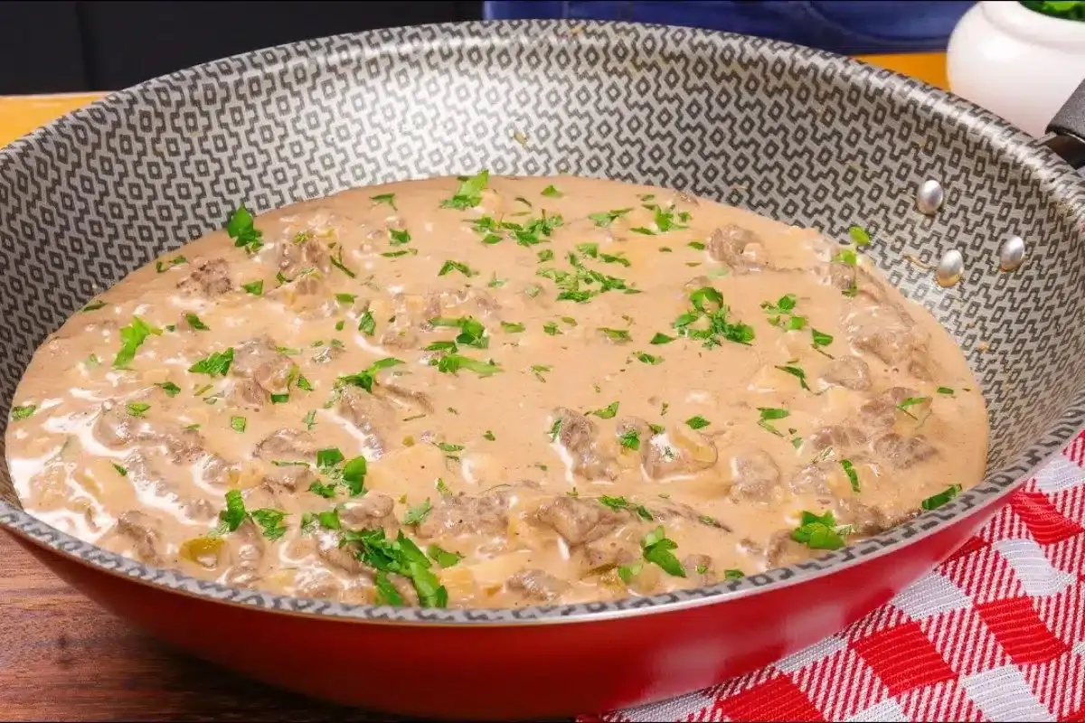 Strogonoff de carne de restaurante: esse segredinho ninguém