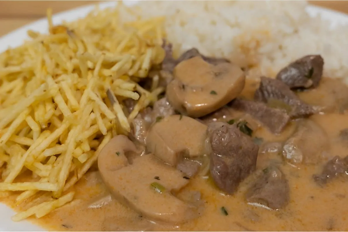 Strogonoff de carne fácil e rápido um prato perfeito para qu