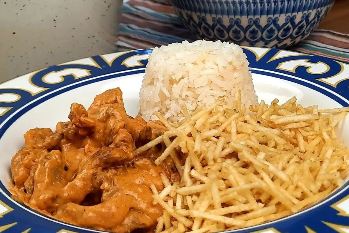 Strogonoff de carne muito cremoso e bem temperado, para você