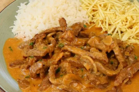 Strogonoff de carne perfeito para o almoço em família com mo