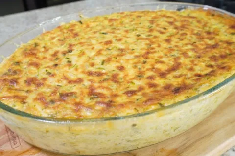 Suflê de abobrinha leve e delicioso que combina perfeitament