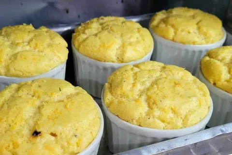 Suflê de frango leve, fofinho e muito cremoso: uma refeição 