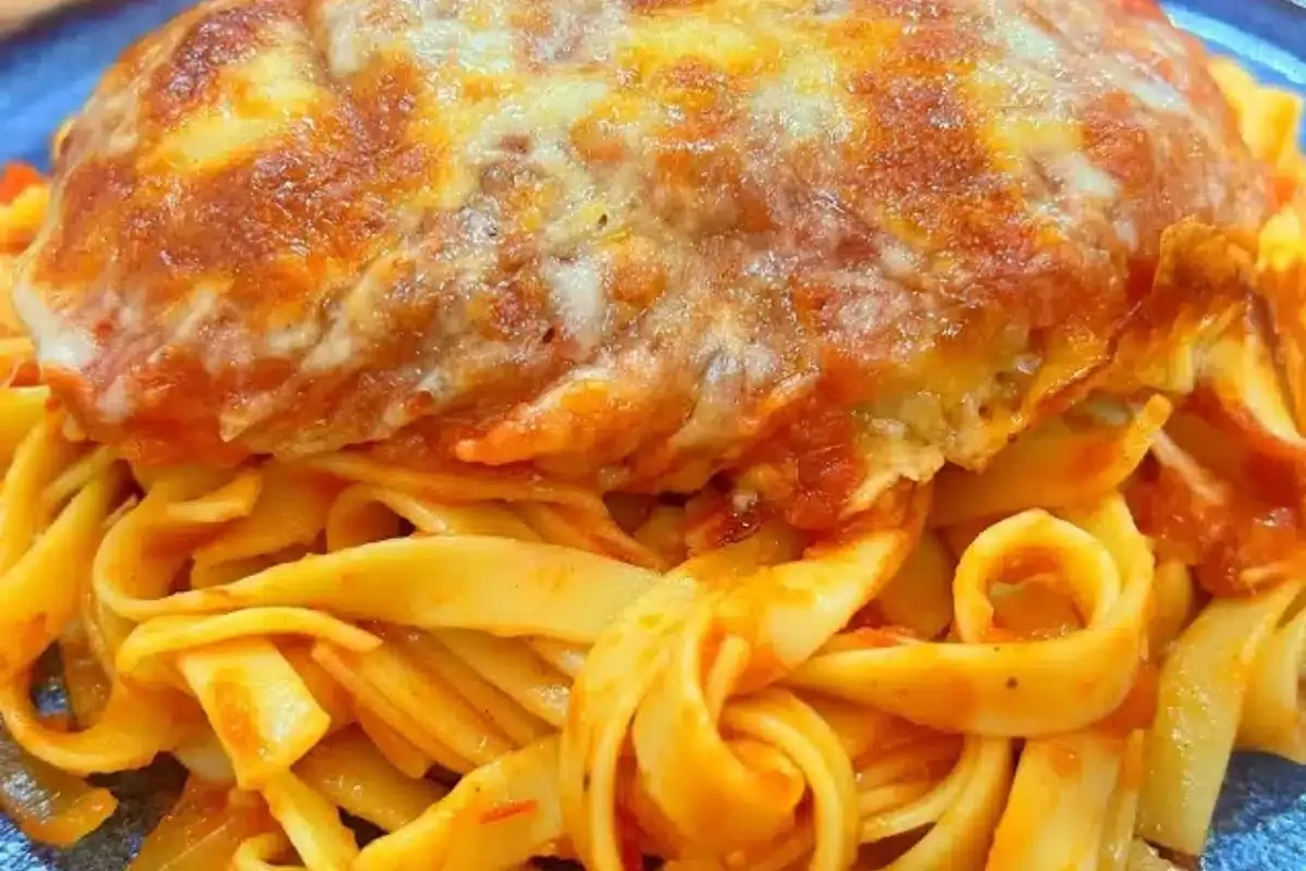Talharim com parmegiana de frango para um almoço completo e