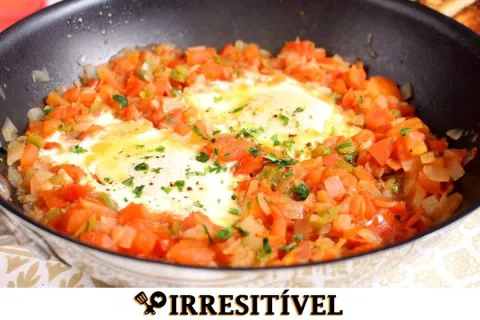 Tomate com ovo delicioso, bem cremoso e temperado, feito na 