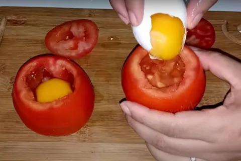 Tomate recheado assado delicioso e super fácil de preparar