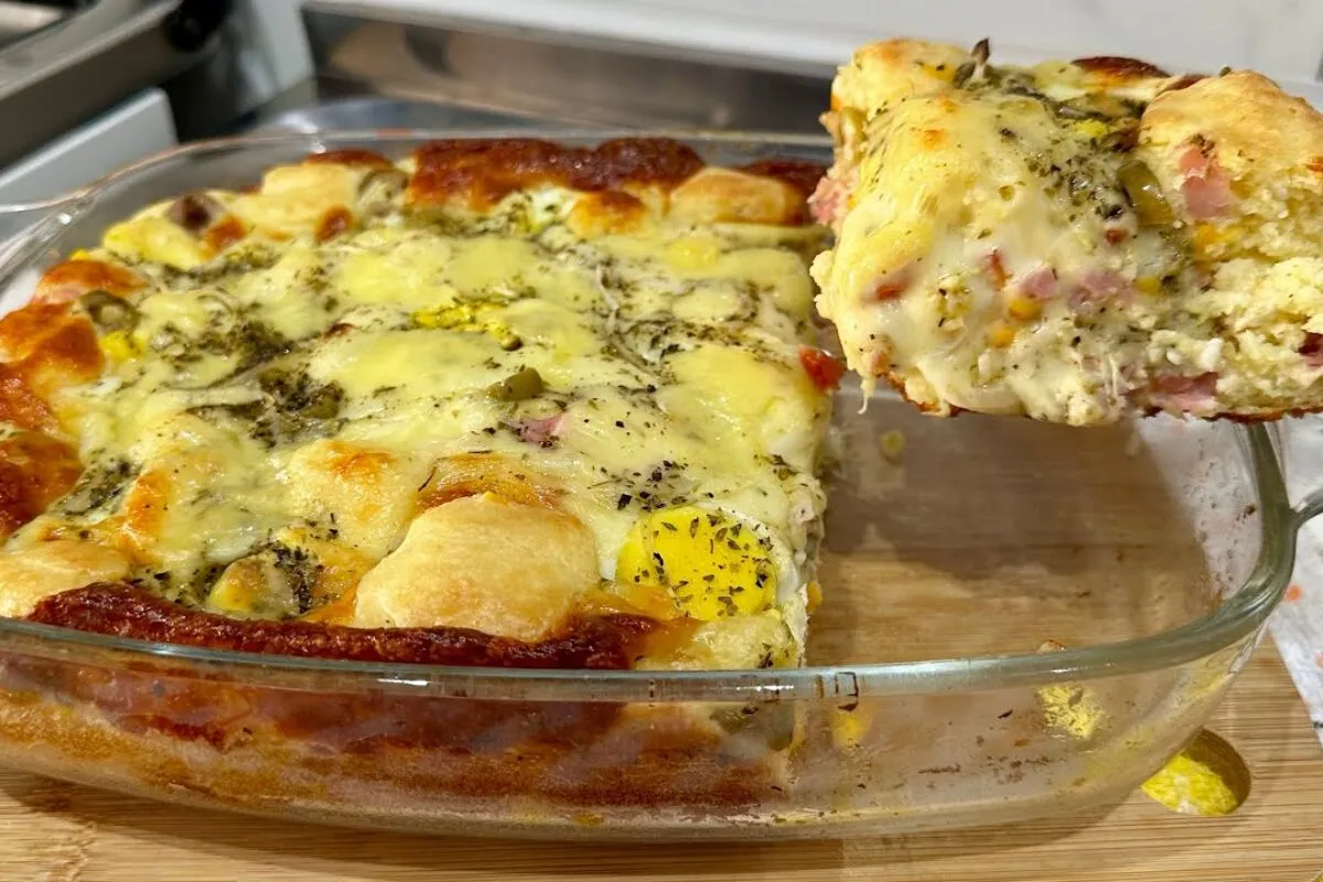 Torta à portuguesa de liquidificador recheada com presunto,